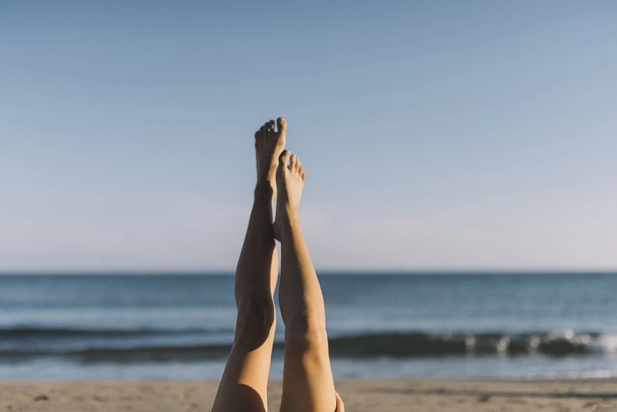 pieds-plage-été-prendre-soin-de-ses-pieds-podologie